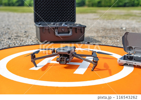 ドローンとランディングパッド 116543262