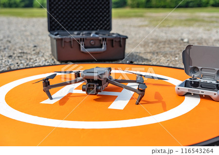 ドローンとランディングパッド 116543264