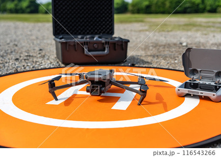 ドローンとランディングパッド 116543266