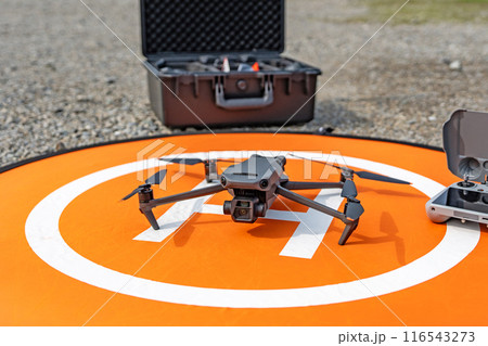 ドローンとランディングパッド 116543273