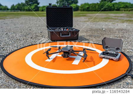 ドローンとランディングパッド 116543284