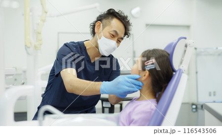 歯科検診を受ける小学五年生の女の子 歯科検診を受ける小学五年生の女の子 116543506