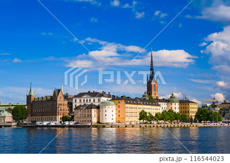 スウェーデン ストックホルムの湖と旧市街の街並み 116544023