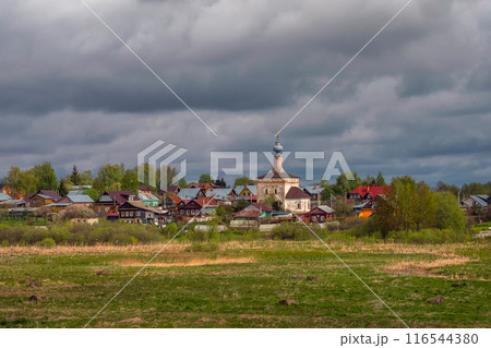 Amazing view of the church and coastal wooden houses in Suzdal 116544380