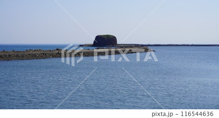 北海道網走港に帽子岩　ワイド 116544636