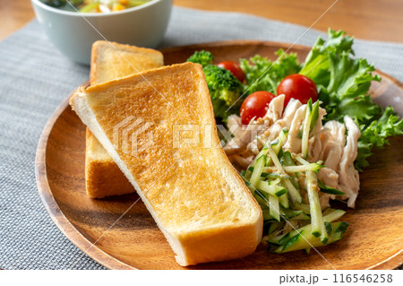 トーストとサラダとスープの朝食 トーストとサラダとスープの朝食 116546258