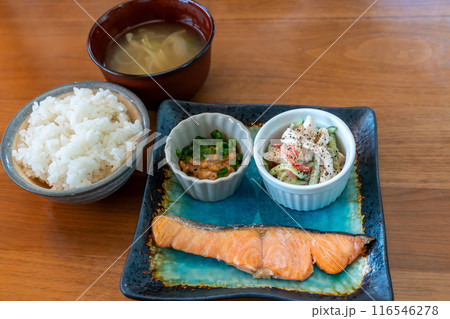 美味しそうな和風朝食 116546278
