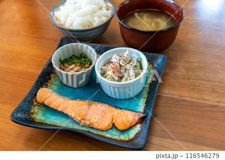 美味しそうな和風朝食 116546279