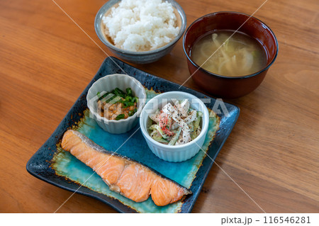 美味しそうな和風朝食 116546281