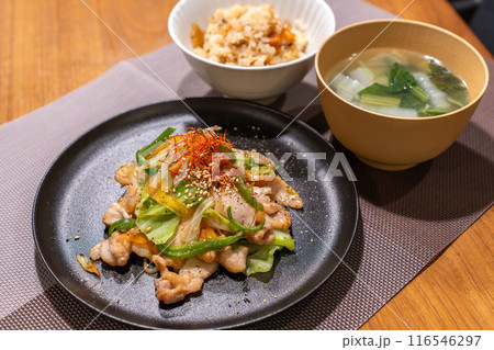 野菜炒めと炊き込みご飯 野菜炒めと炊き込みご飯 116546297
