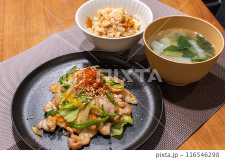 野菜炒めと炊き込みご飯 野菜炒めと炊き込みご飯 116546298