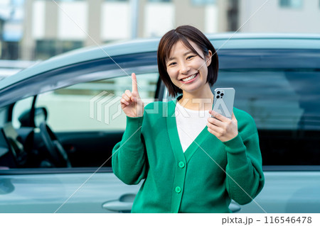 車の前でスマートフォンを持った笑顔の女性 スマホと車 車の前でスマートフォンを持った笑顔の女性 スマホと車 116546478