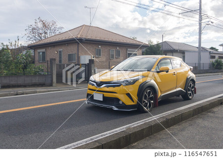 走行中のクロスオーバーSUV多用途車 走行中のクロスオーバーSUV多用途車 116547651