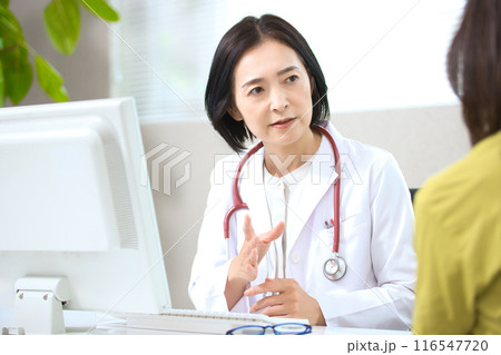 診察をするミドルの女性医師 診察をするミドルの女性医師 116547720