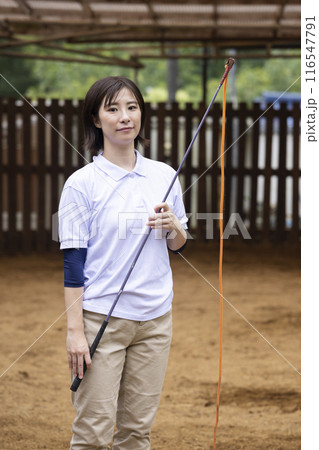 馬のお世話をする女性 馬のお世話をする女性 116547791