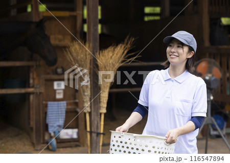 馬のお世話をする女性 馬のお世話をする女性 116547894