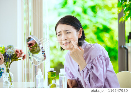 小じわが気になるミドル女性 小じわが気になるミドル女性 116547980