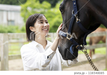 馬とふれ合う女性 116548085