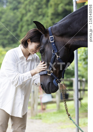 馬とふれ合う女性 馬とふれ合う女性 116548098