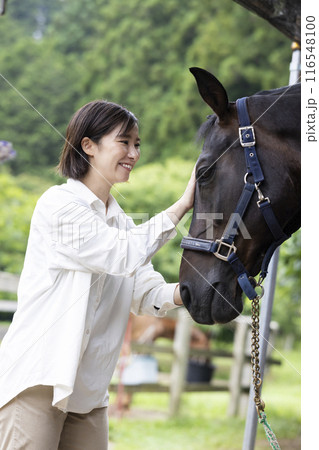 馬とふれ合う女性 馬とふれ合う女性 116548100