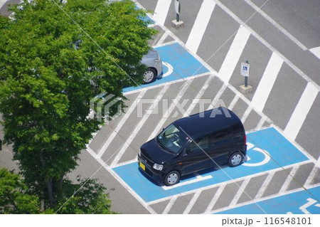 身障者専用駐車スペースに止まる車　ハイアングル 116548101