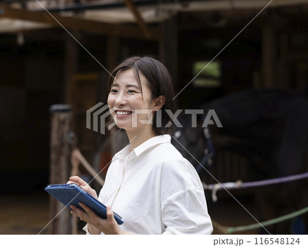馬とふれ合う女性 116548124