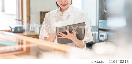 タブレットで注文を確認するレストランスタッフ 116548218