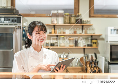 タブレットで注文を確認するレストランスタッフ タブレットで注文を確認するレストランスタッフ 116548222