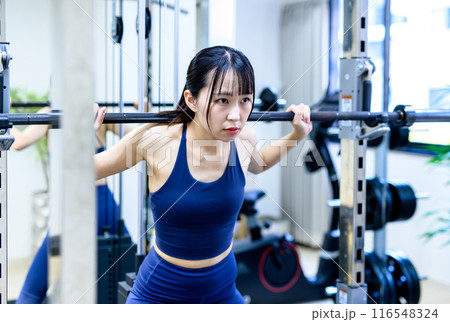 ジムで体を鍛える女性　バーベルスクワット　筋トレ女子　ワークアウト　ヒップアップ　くっきり 116548324