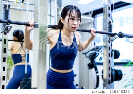 ジムで体を鍛える女性　バーベルスクワット　筋トレ女子　ワークアウト　ヒップアップ　くっきり 116548326