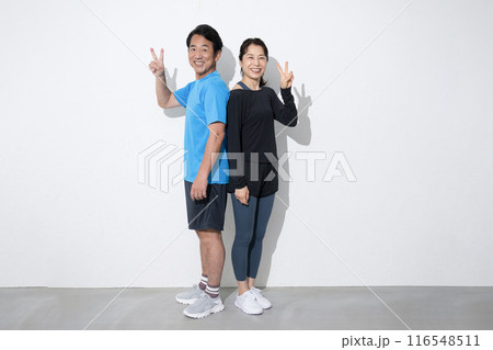 スポーツや健康などをする50代の夫婦の全身のカメラ目線　ピース 116548511