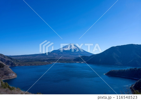 展望台から見た本栖湖と富士山のコラボ情景 展望台から見た本栖湖と富士山のコラボ情景 116548523