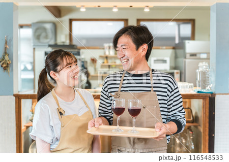 飲食店・バー・居酒屋・ワインバー・バル・ワインショップで赤ワインを持つ男女(ソムリエ・シェフ) 飲食店・バー・居酒屋・ワインバー・バル・ワインショップで赤ワインを持つ男女(ソムリエ・シェフ) 116548533