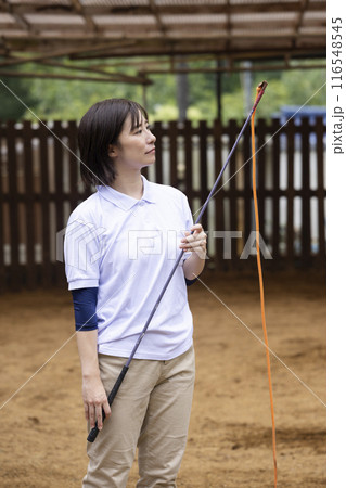 馬のお世話をする女性 馬のお世話をする女性 116548545