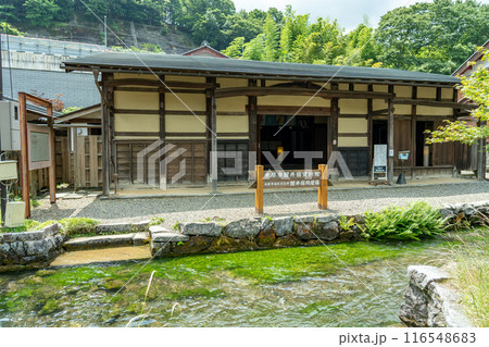 滋賀県米原市　旧中山道の醒井宿のまちなみにある醒井宿資料館の問屋場と地蔵川 116548683