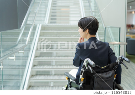 階段の段差に困っている車椅子の女性 116548813