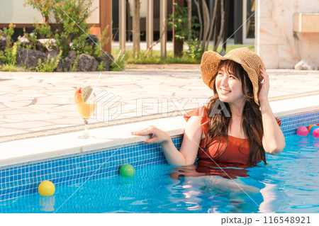 バカンス・海外旅行・レジャーに来てプールで遊ぶ若いアジア人女性 116548921