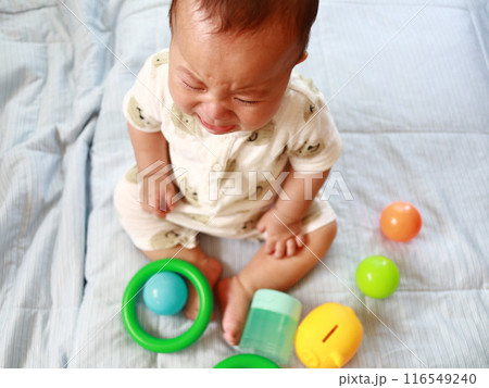 泣き顔の赤ちゃん 116549240