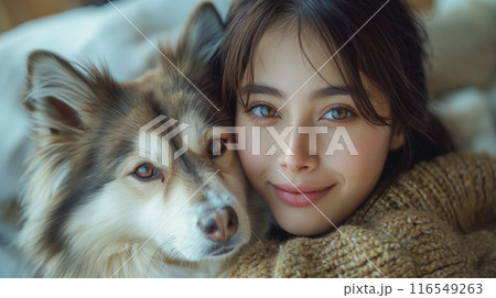 犬に頬ずりをする女性 116549263
