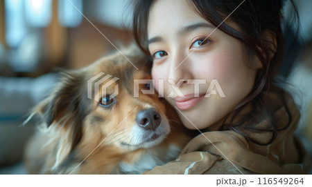 犬に頬ずりをする女性 116549264