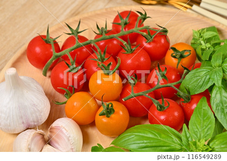 イタリアンパスタ料理用のハーブと野菜の食材イメージ。ミニトマト、イタリアンパセリ、バジル 116549289