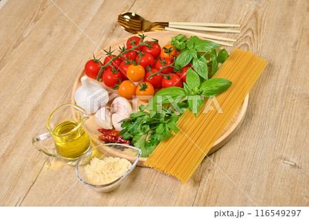 イタリアンパスタ料理用のハーブと野菜の食材イメージ。ミニトマト、イタリアンパセリ、バジル 116549297