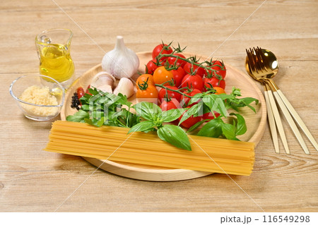 イタリアンパスタ料理用のハーブと野菜の食材イメージ。ミニトマト、イタリアンパセリ、バジル 116549298