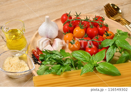 イタリアンパスタ料理用のハーブと野菜の食材イメージ。ミニトマト、イタリアンパセリ、バジル 116549302