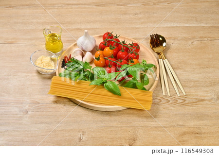 イタリアンパスタ料理用のハーブと野菜の食材イメージ。ミニトマト、イタリアンパセリ、バジル 116549308
