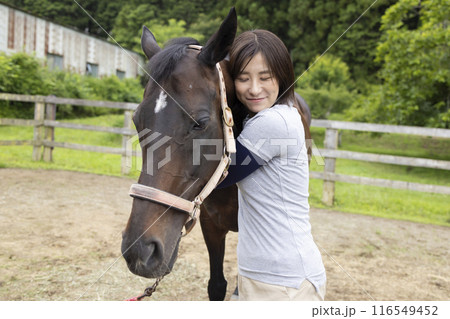 馬と触れ合う女性 馬と触れ合う女性 116549452