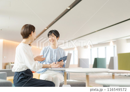 笑顔で話す働く女性達 116549572