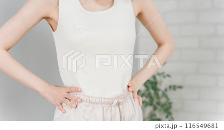 ウエストを気にするスリムなアジア人女性(ダイエット・痩身イメージ) ウエストを気にするスリムなアジア人女性(ダイエット・痩身イメージ) 116549681