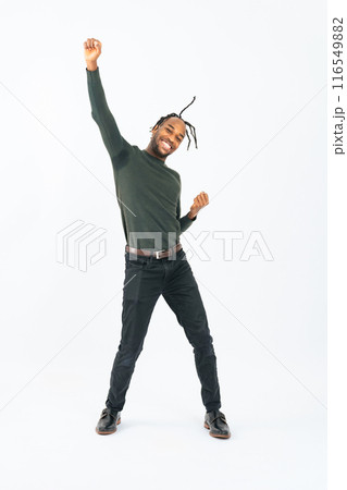 ダンスする黒人男性の全身写真 116549882