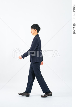 歩く制服を着た男子学生の全身写真 歩く制服を着た男子学生の全身写真 116549885
